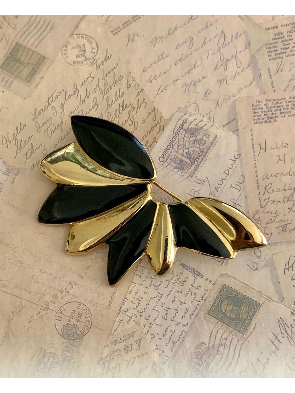 Vintage Elegant Black and Gold Leaf Brooch Pin for Stylish Accessory Lovers